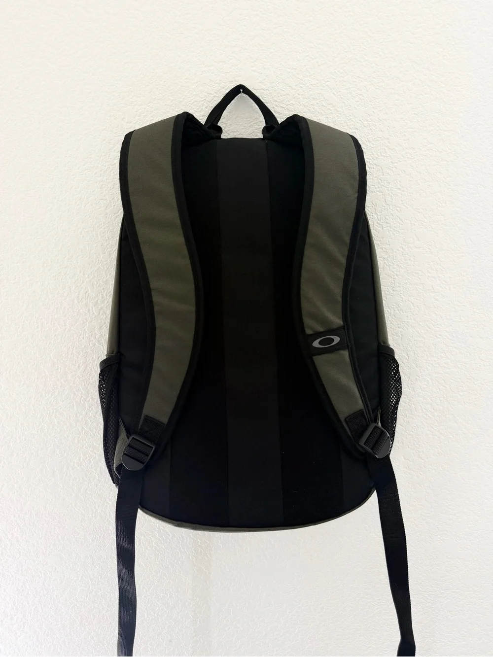 Oakley Enduro 20L 3.0 • Two-Tone Black & Olive Backpack